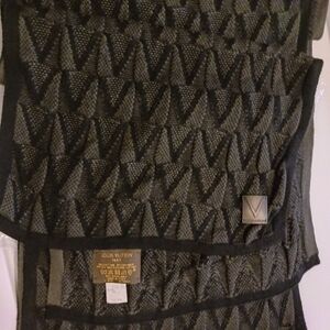 Louis vuitton  100% Cashmere scarf.